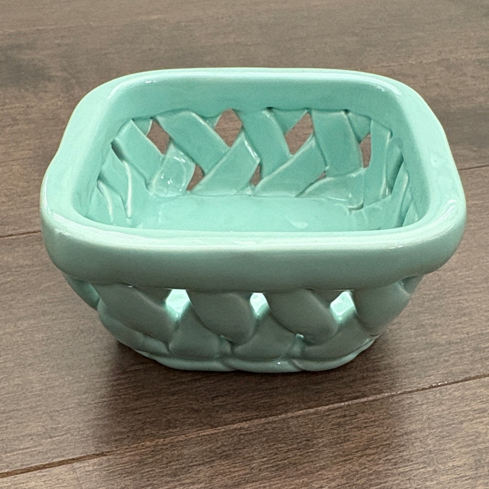 ASHLAND Mint Green Ceramic Berry Basket, Decorative Tray, Home Decor Kitchen
